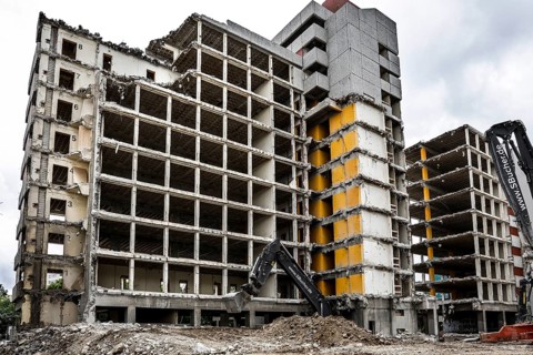 Demolition of office tower at the Urania. The administration building, built in 1967, will be