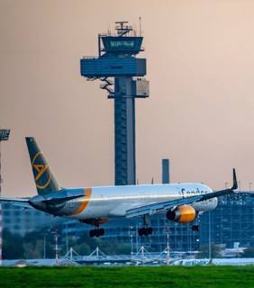Düsseldorf International Airport, landing of a Condor Boeing 757-300, south, 05R/23L, air traffic