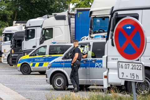 State-wide checks on motorway traffic in North Rhine-Westphalia, by police and customs, in