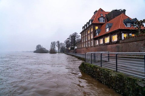 High water on the Rhine at Düsseldorf-Kaiserswerth, foggy weather, riverside paths and Rhine