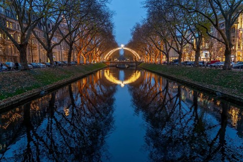 Königsallee, Kö, elegant shopping street in the city centre of Düsseldorf, arc of light over the