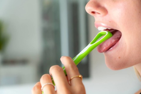 Bad breath, prevention by cleaning the tongue with a tongue brush