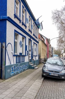 Residential building in Gelsenkrichen-Ückendorf, painted in Schlake 04 look, on the corner of