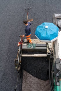 Renewal of the road surface on the A40 motorway between the Kaiserberg junction and Mülheim-Heißen,
