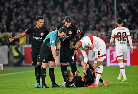 Atakan Karazor VfB Stuttgart (16) at Hugo Ekitike Eintracht Frankfurt SGE (11) injured Injury Tuta