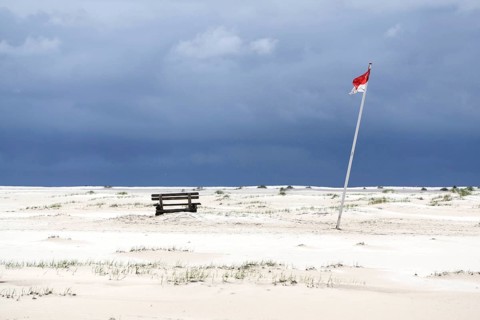 Bank and the flag of Wittdün in Kniepsand, Amrum Island, 27/05/2021