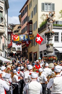 Historically costumed guildsmen in Zurich's Old Town, stand concert at Münzplatz, Zunft zum Weggen,