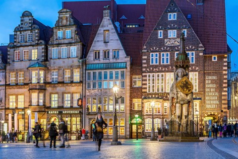 Bremen's Roland statue on the market square at dusk, Free Hanseatic City of Bremen, Germany, Europe