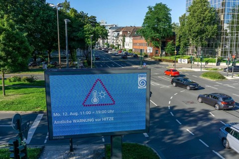 Official warning of heat, from the German Weather Service DWD, on digital billboard, from Ströer,