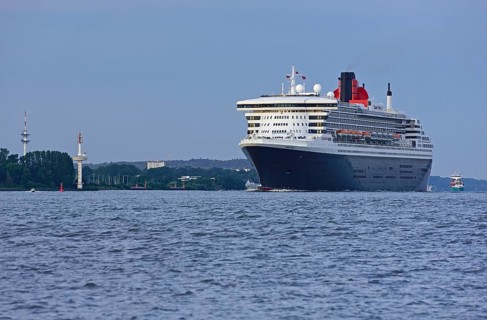 Europe, Germany, Hamburg, Elbe, Passenger ship Queen Mary 2 leaves Hamburg, Evening light, Hamburg,