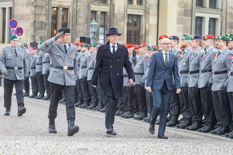 Public roll call of the Army Officers' School on Theatre Square: Bundeswehr honours and bids