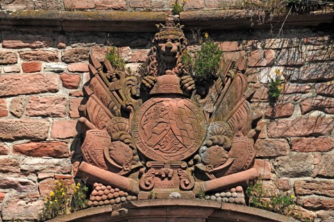 Coat of arms with lion's head and weapons, 1683, with the slogan: Honi soit qui mal y pense in the