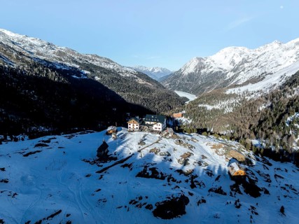 Zufallhütte in Val Martello, snow-covered mountain landscape, Ortler group, Trento, Italy, Europe