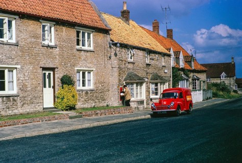 Dorfhäuser in der High Street, Swinstead, Lincolnshire, England, UK31. August 1970 roter Postwagen