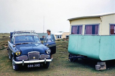 Sunbeam Rapier Mk 3, geparkt vor dem Wohnwagen einer Familie auf einem Campingplatz, England, UK,