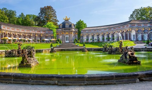 Upper Grotto with water features in front of the New Palace with Temple of the Sun in the Hermitage