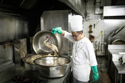 Restaurant Mei Yuan in Hotel Jinlin, the most renowned restaurant for Nanjing Salt Duck, the side