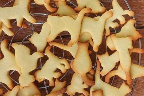 Swabian cuisine, Swabian Christmas biscuits, Ausstecherle, shortbread biscuits, cat figurines,