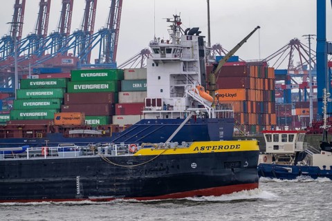Port of Hamburg, HHLA Container Terminal Burchardkai, Athabaskakai, on the Elbe, container feeder
