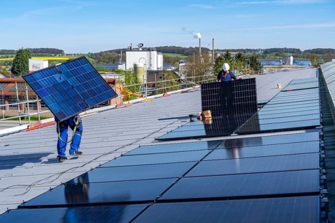 Installation of solar modules on the roof of a commercial enterprise, over 400 photovoltaic modules