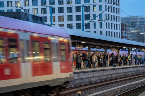 Cologne-Deutz railway station, platform for local trains, S-Bahn, regional trains, Cologne, North