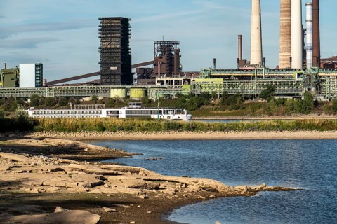 Low water level on the Rhine, banks dry up, sandbanks in the river, shipping can only navigate with
