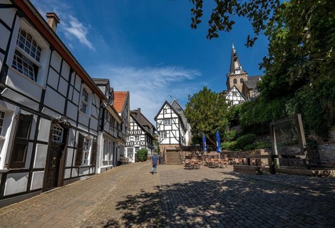 The old town centre of Essen-Kettwig, Ruhrstrasse, church steps, market church, Weberbrunnen