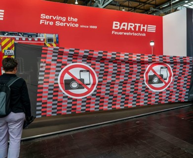 Mobile visual protection for accidents against rubberneckers with cameras, Interschutz 2022 trade