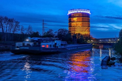 Neue Mitte Oberhausen, Gasometer exhibition hall, after renovation, Rhine-Herne Canal, evening