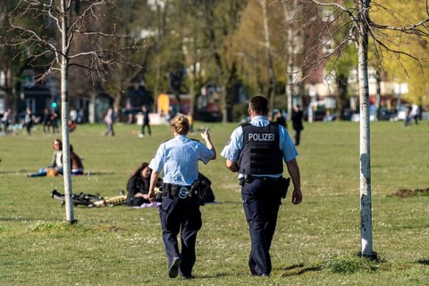 Police patrol monitors the contact ban, Rheinpark, Düsseldorf on the Rhine during the corona