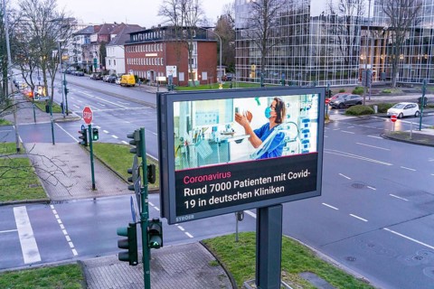 News on the corona epidemic, T-online, LED roadside screen, digital advertising monitors, effects