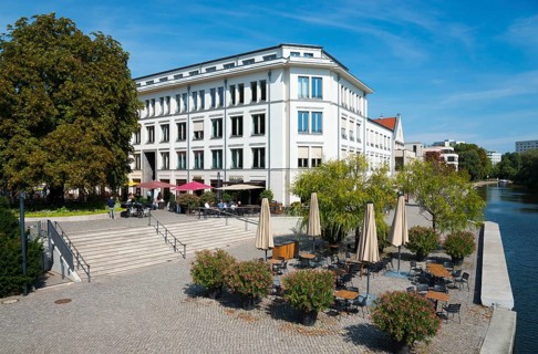 Relaxed café with terrace and view of the tranquil riverbank, Otto-Braun-Platz, Haveluferpromenade,