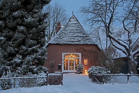 Europe Germany Lower Saxony Krs Stade, snow, thatched house in winter, Christmas time, view into