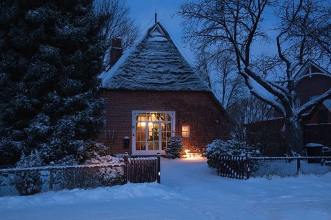 Europe Germany Lower Saxony Krs Stade, snow, thatched house in winter, Christmas time, view into