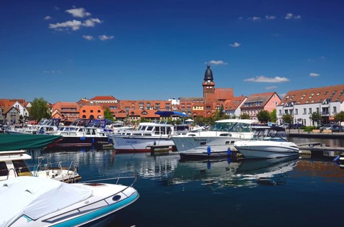 Europe, Germany, Mecklenburg-Western Pomerania, Waren an der Müritz, Binnenmüritz with marina, View