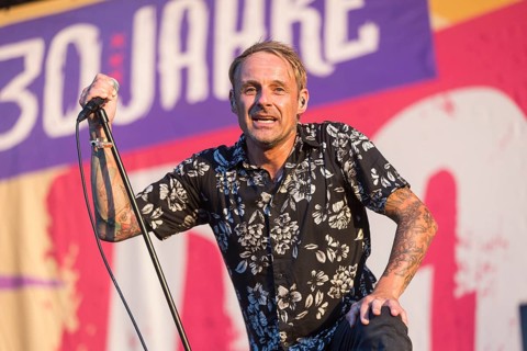 Ingo Knollmann, singer of the Donots at the Highfield Festival on Friday, Störmthaler See, 16.08