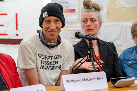 Wolfgang Metzeler-Kick at the press conference of Hungern, bis Ihr ehrlich seid . To his right Lena