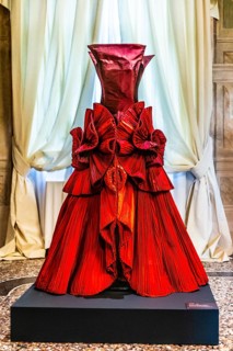 Taffetas sculpture with pleated appliqué in various shades of red, 1995, exhibition of magnificent