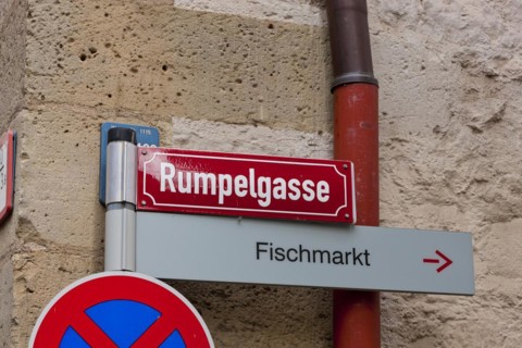 Street sign Rumpelgasse, fish market and parking ban