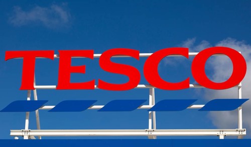Sign for Tesco supermarket store against blue sky, Calne, Wiltshire, England, UK