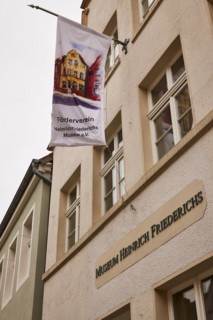 Heinrich Friederichs Museum and flag with reference to the Heinrich Friedrichs Museum e.V. in