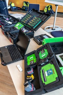 Special equipment for reading out digital vehicle data, by specialised accident teams, traffic