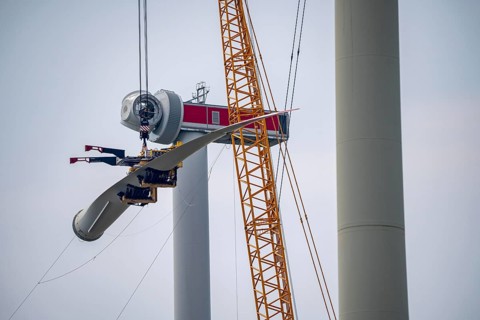 Erection of an Enercon E-160 wind turbine, rear, assembly of the first blade, 4 turbines with a