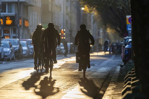 Cyclists in oblique sunlight in November, poor visibility, danger of glare, cycle lane, cyclists