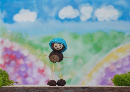 Chestnut figure with hat in the studio