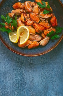 Mussels no shell, boiled, mussels, peeled, in a bowl, with lemon and parsley, Chilean mussels, top