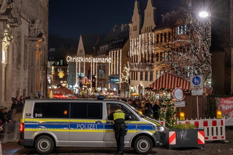Police securing the Christkindlesmarkt, on the left the old town hall building, main market,