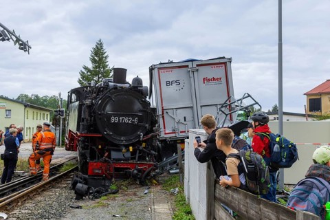 There was a serious accident between a train on the Weißeritz Valley Railway and a lorry from the