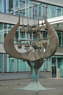 Glockenspiel by Gernot Rumpf 1975 called Beamtenwecker, bronze sculpture, modern art, wind chimes,