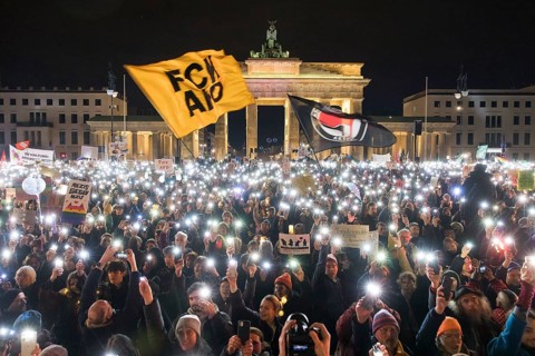 Overview of the demonstration in front of the Brandenburg Tor under the motto Sea of lights against